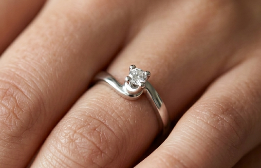 Come scegliere un anello di fidanzamento: guida alla scelta