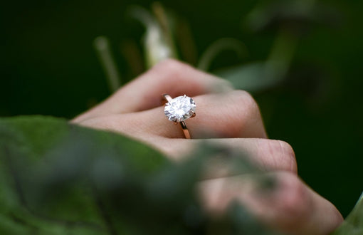 Il Simbolo del Vostro "Sì": Come Scegliere l'Anello di Fidanzamento Solitario