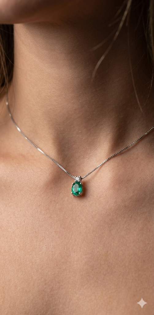 Collana Modello Classico in Oro 18 Carati con Diamante e Smeraldo.