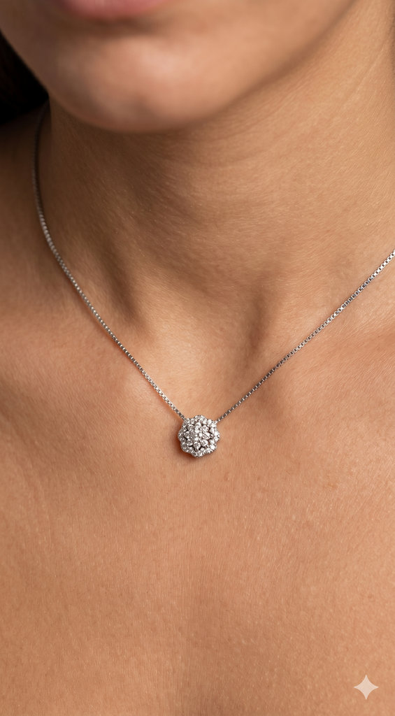 Collana modello Toppa a Fiore in Oro 18 Carati con Diamanti.