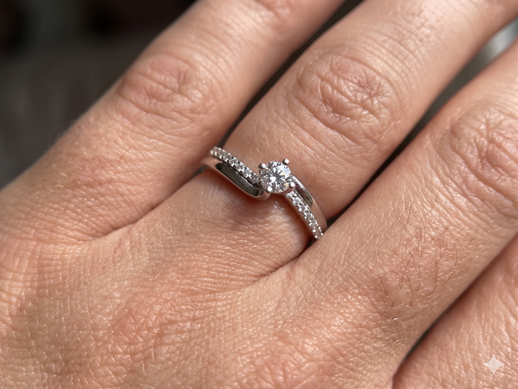 Anello Solitario Donna in Oro 18 Carati con Diamanti.