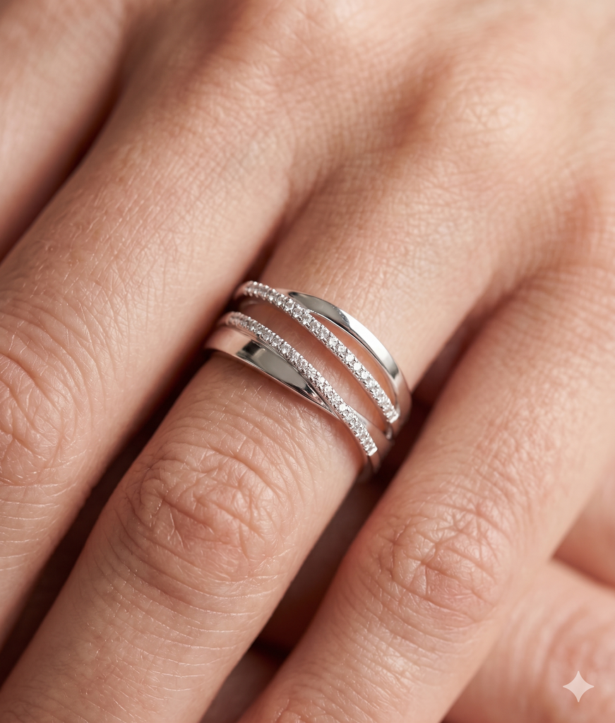 Anello Donna in Oro 18 Carati con Diamanti.