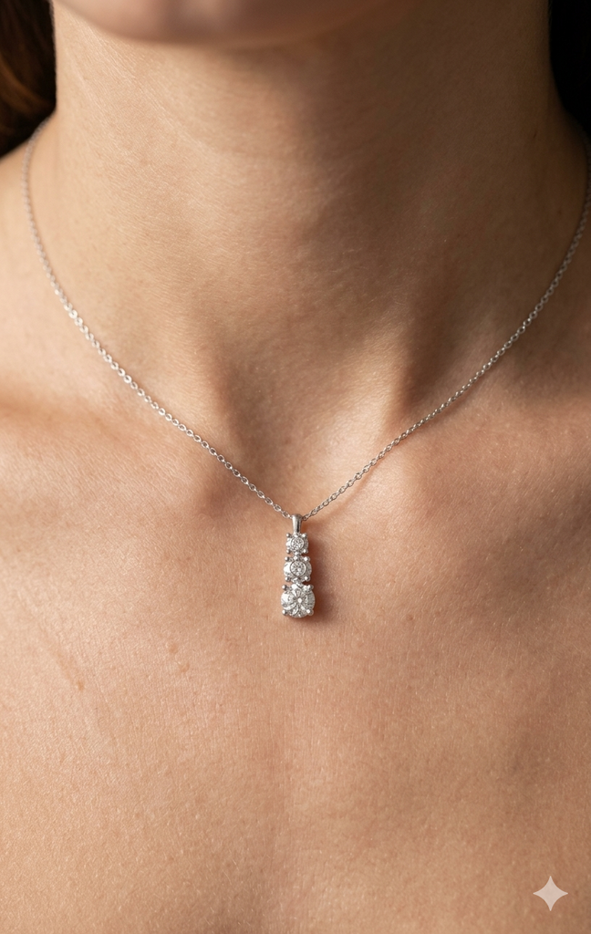 Collana modello Trilogy in Oro Bianco 18 Carati con Diamanti.
