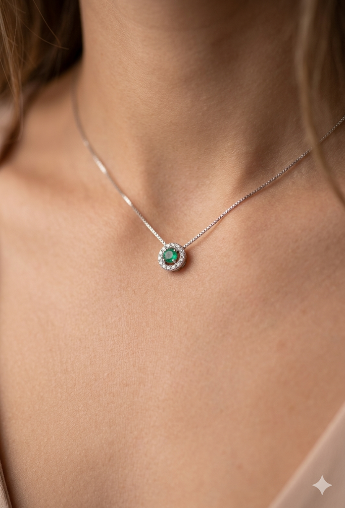 Collana Modello Classico in Oro 18 Carati con Diamanti e Smeraldo.