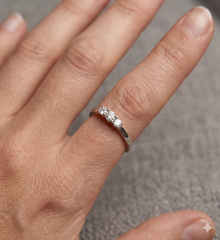 Anello Donna Modello Trilogy in Oro 18 Carati con Diamanti.