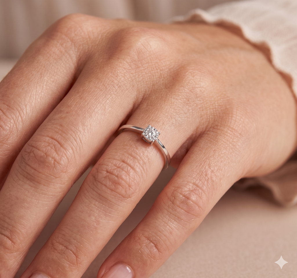 Anello Solitario Donna in Oro 18 Carati con Diamante.