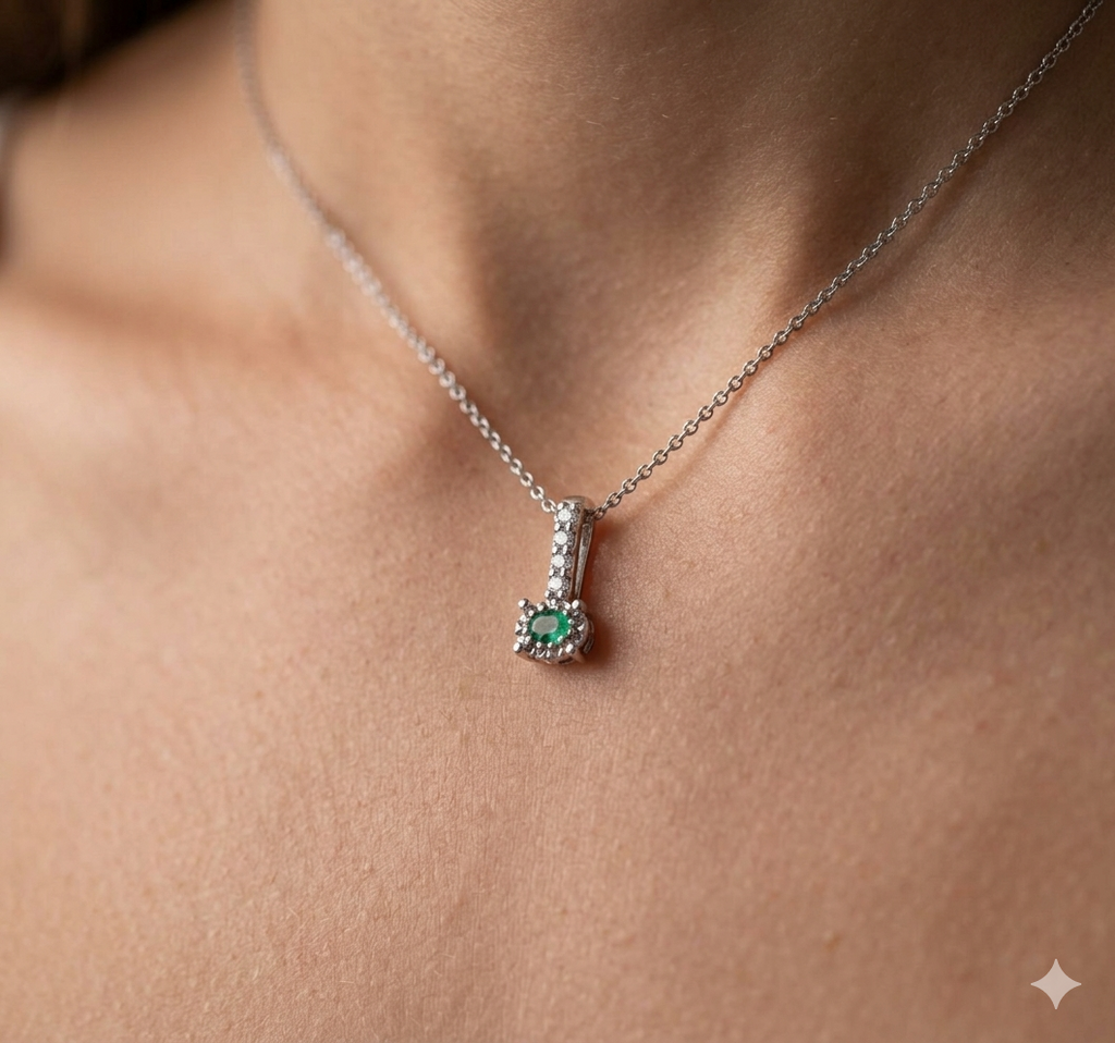 Collana in Oro 18 Carati con Diamanti e Smeraldo.