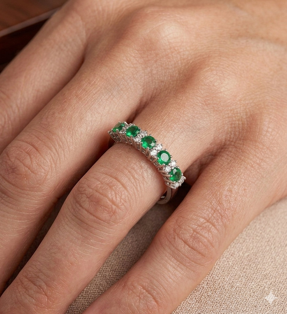 Anello Donna modello Veretta in Oro 18 Carati con Diamanti e Smeraldi.