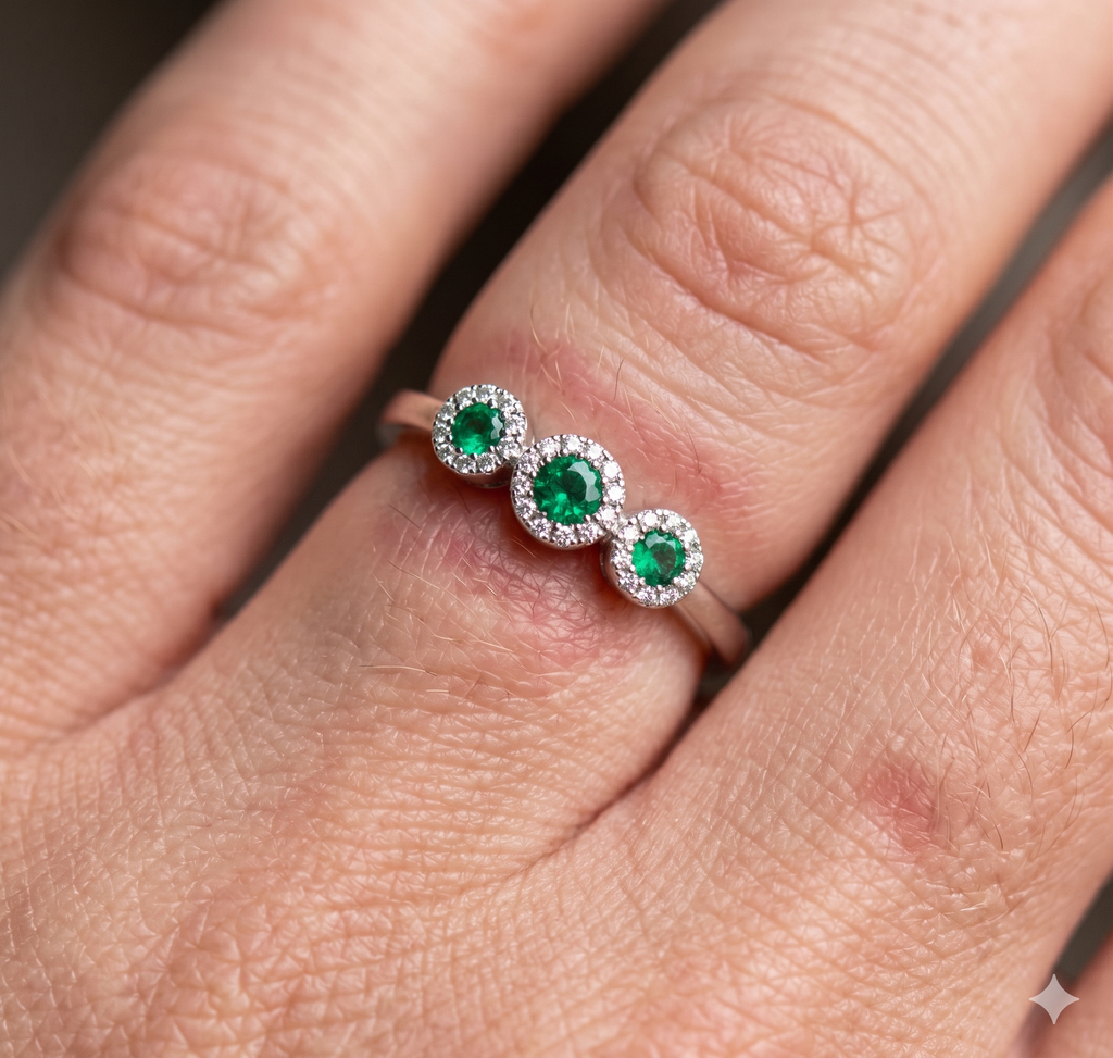 Anello Donna in Oro 18 Carati con Diamanti e Smeraldi.