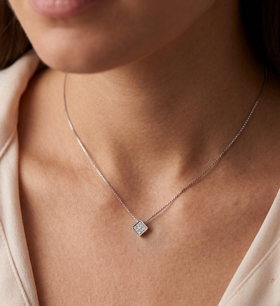Collana Modello Rombo in Oro 18 Carati con Diamanti.