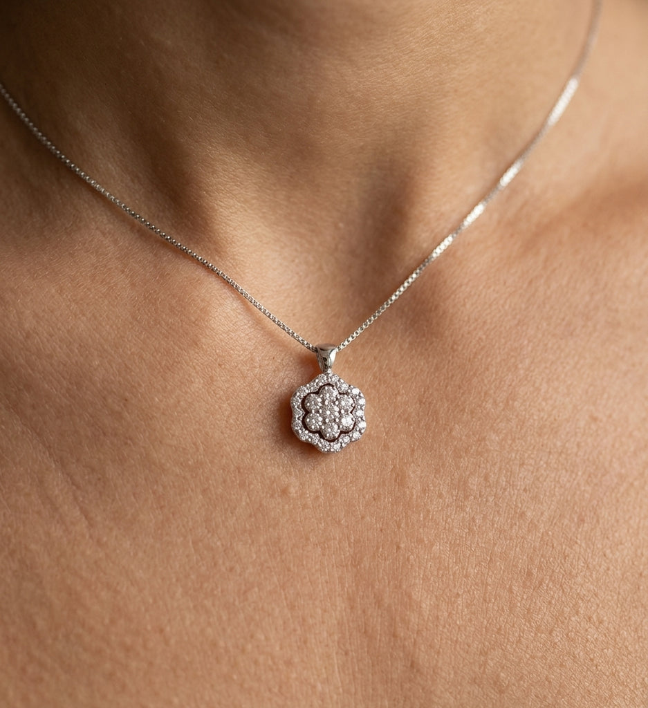 Collana Modello Toppa a Fiore in Oro 18 Carati con Diamanti.