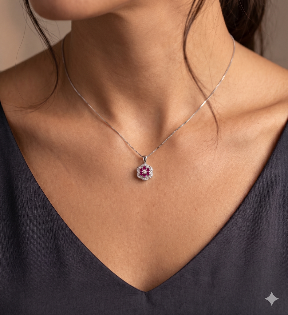 Collana Modello Toppa a Fiore in Oro 18 Carati con Diamanti e Rubini.