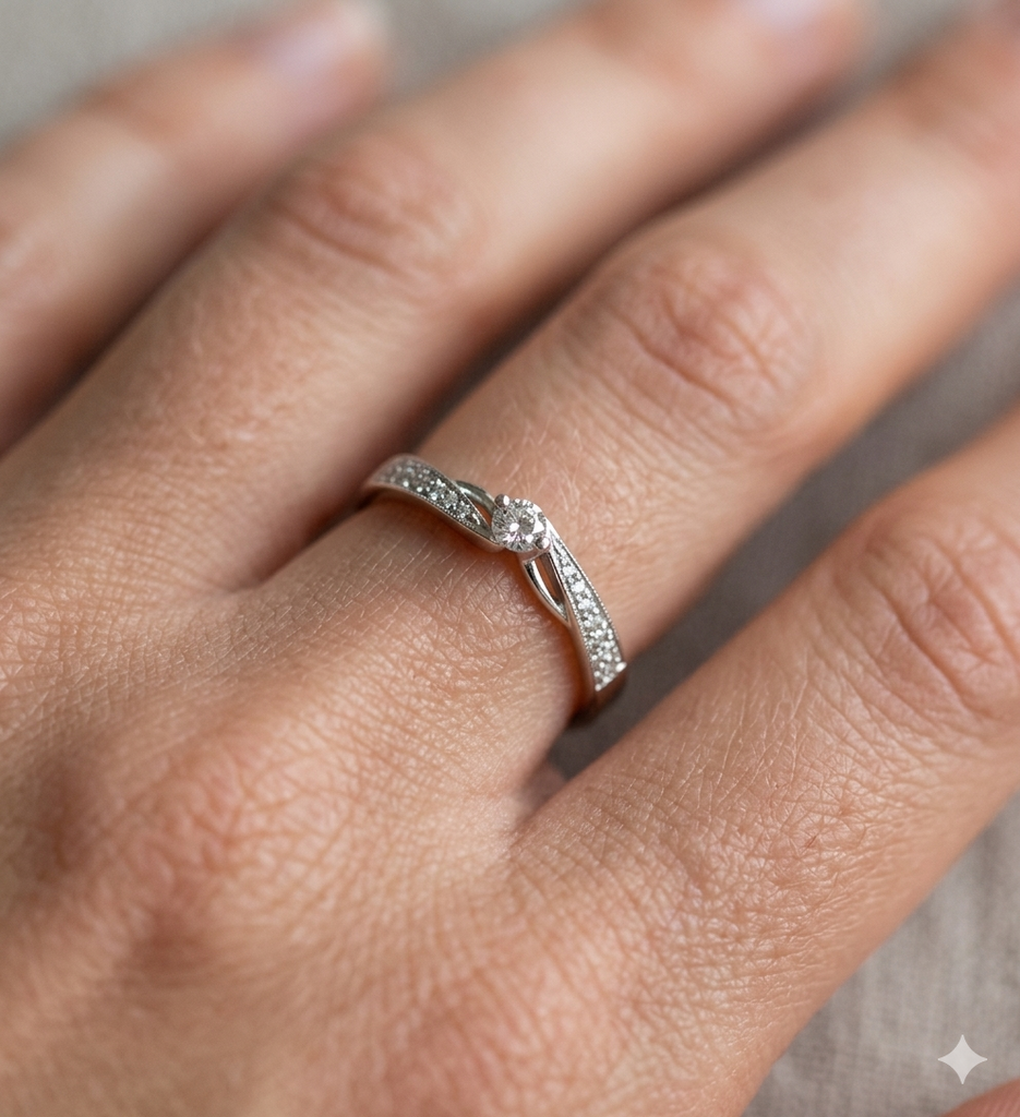 Anello Solitario Donna in Oro 18 Carati con Diamanti.
