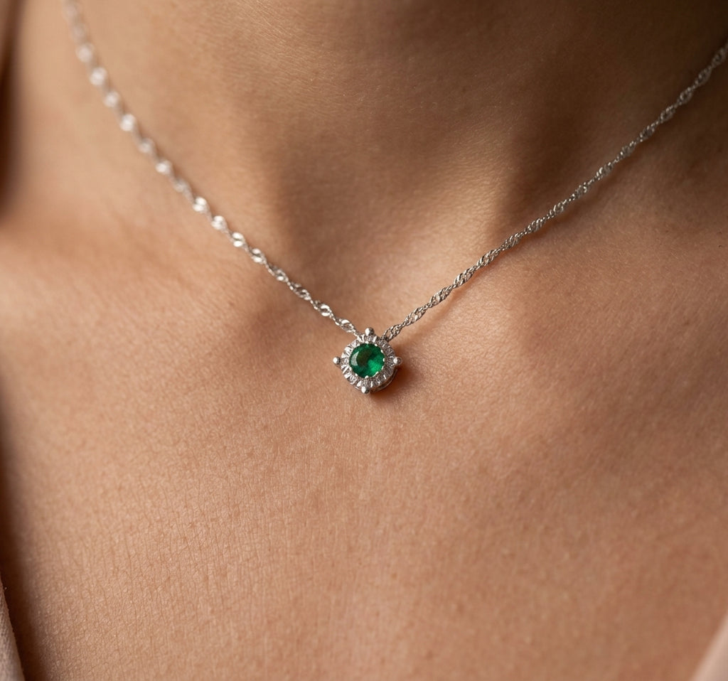 Collana modello Punto Luce in Oro 18 Carati con Smeraldo.