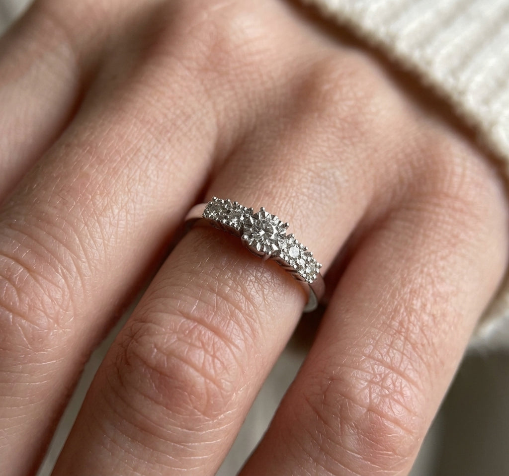 Anello Donna modello Veretta in Oro 18 Carati con Diamanti.