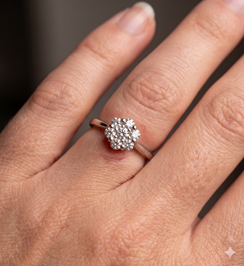 Anello Modello Toppa da Donna in Oro 18 Carati con Diamanti.