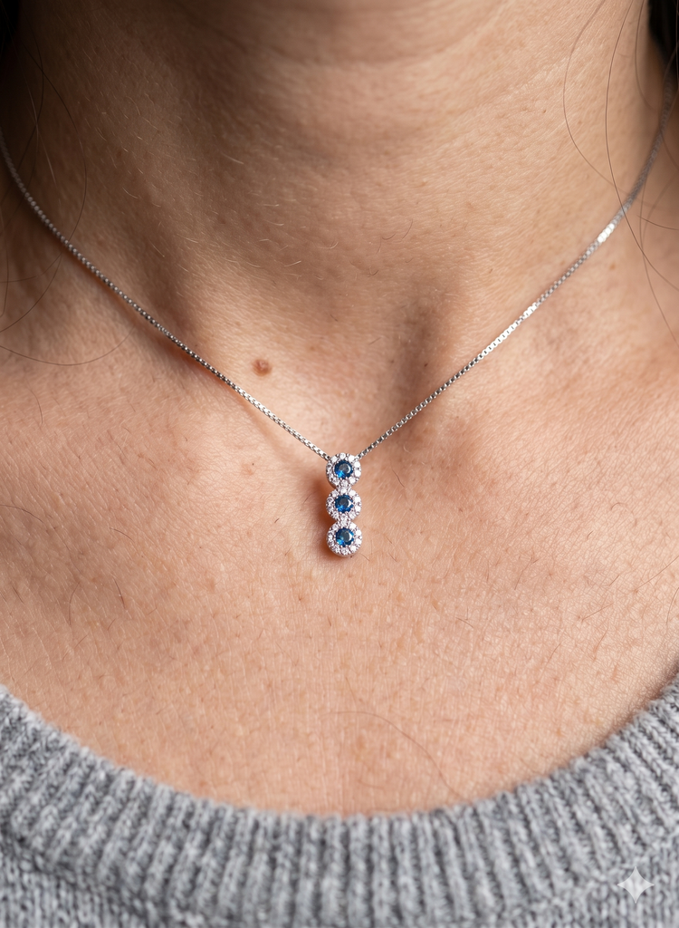 Collana in Oro 18 Carati con Diamanti e Zaffiri.