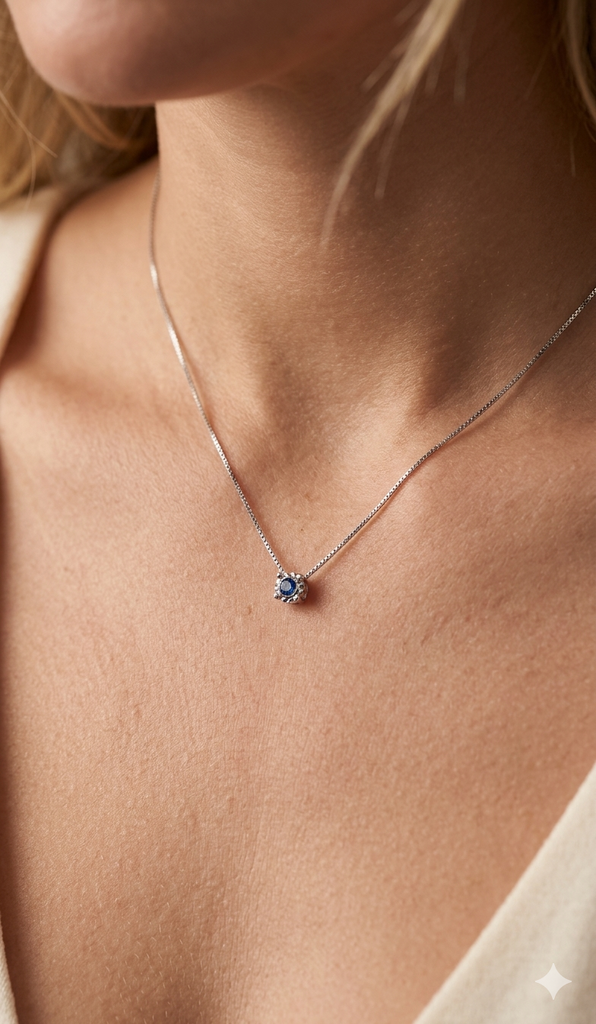 Collana modello Punto Luce in Oro 18 Carati con Zaffiro.
