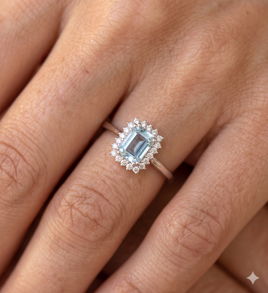Anello Donna in Oro 18 Carati con Diamanti e Acquamarina.