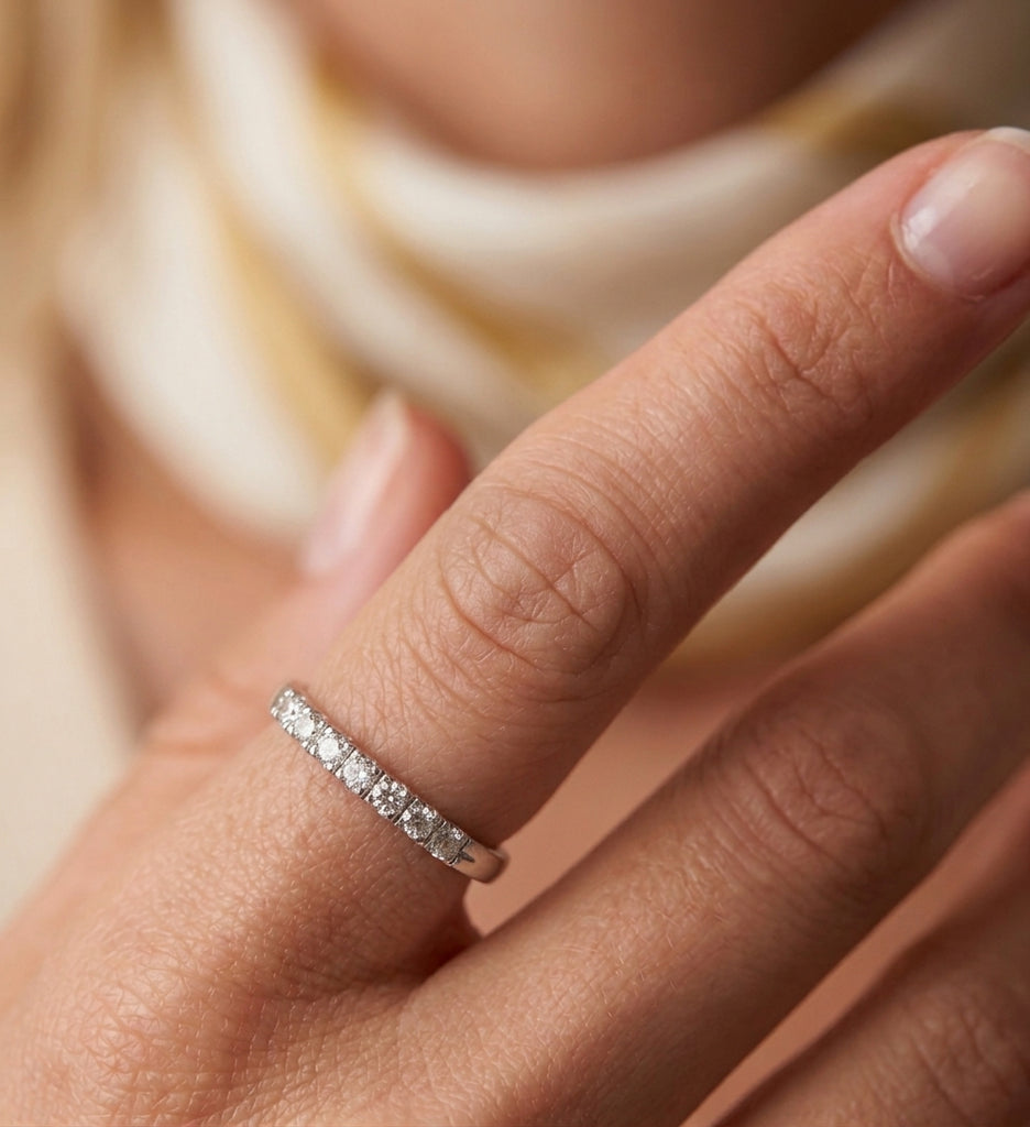 Anello Donna modello Veretta a Sette in Oro 18 Carati con DIamanti.