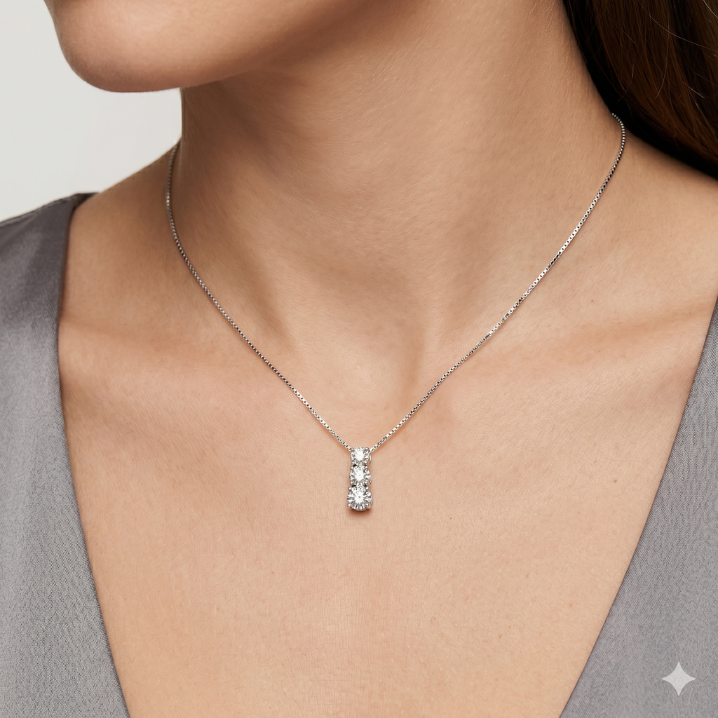 Collana Donna in Oro 18 Carati Modello Trilogy con Diamanti.