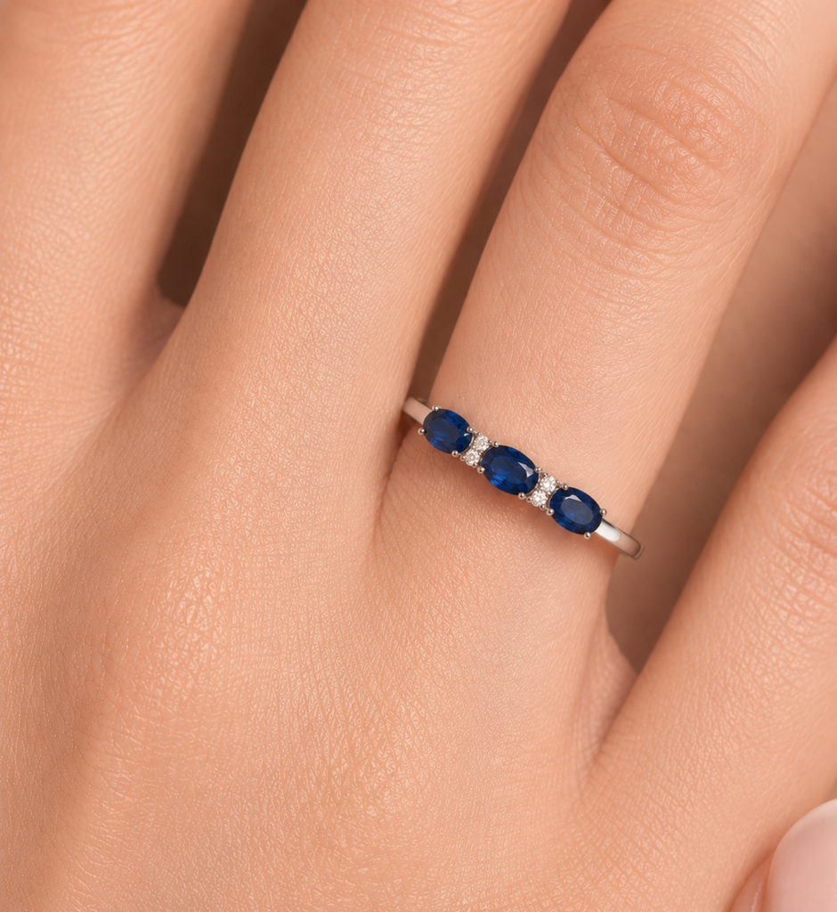 Anello Donna modello Veretta in Oro 18 Carati con Zaffiri e Diamanti.