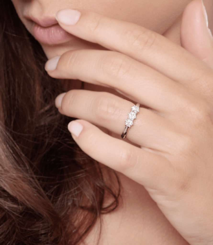Anello Donna Modello Trilogy in Oro 18 Carati con Diamanti.
